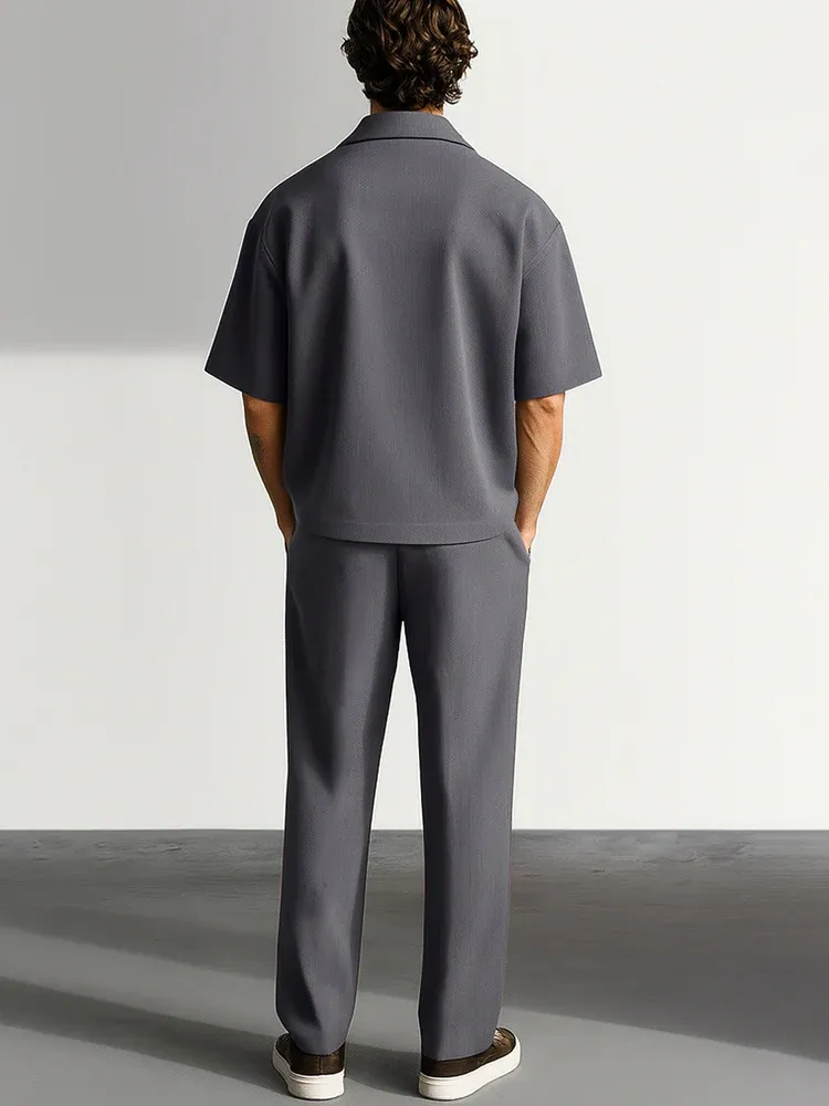 Laza és minimalista kétrészes férfi öltöny