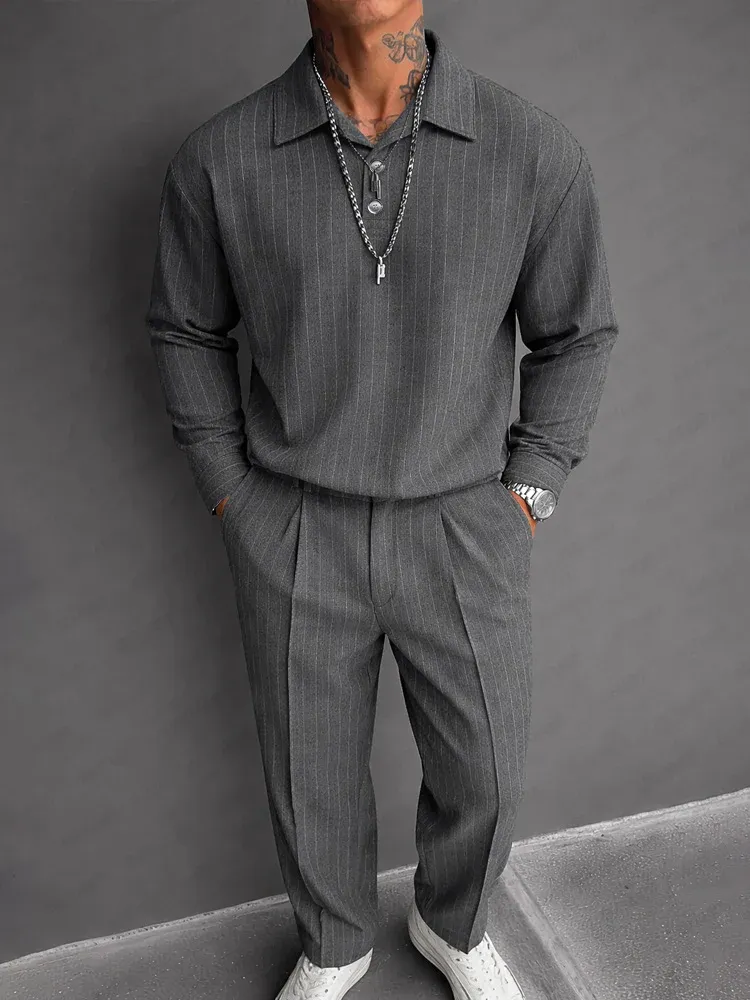 Férfi lezser csíkos kétrészes öltöny hajtókával