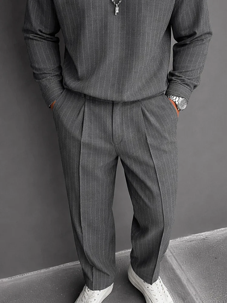 Férfi lezser csíkos kétrészes öltöny hajtókával