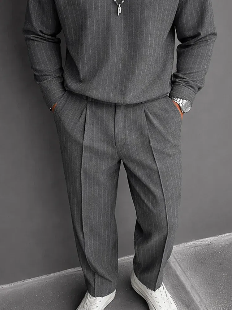 Férfi lezser csíkos kétrészes öltöny hajtókával