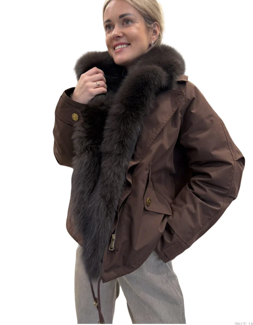 Plüss gallérral ellátott praktikus kabát