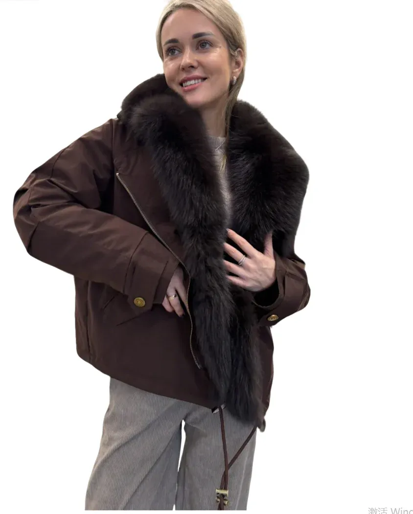 Plüss gallérral ellátott praktikus kabát