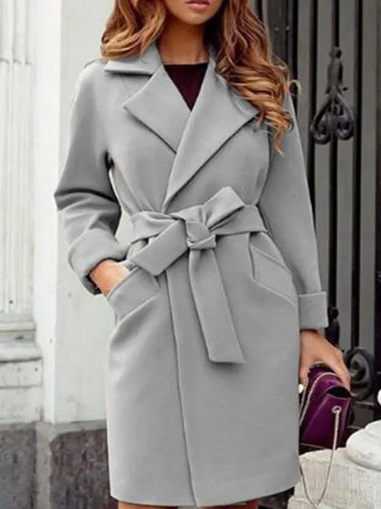 Női hajtókás, karcsúsított öves, egyszínű kabát