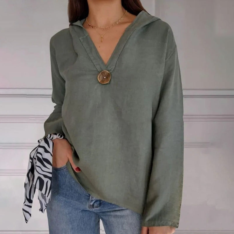 Egyszín kapucnis pulóver V-nyakkal