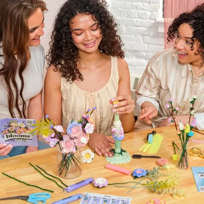 Play-Doh Blooms Meadow Flower Bouquet Making Kit - Purple