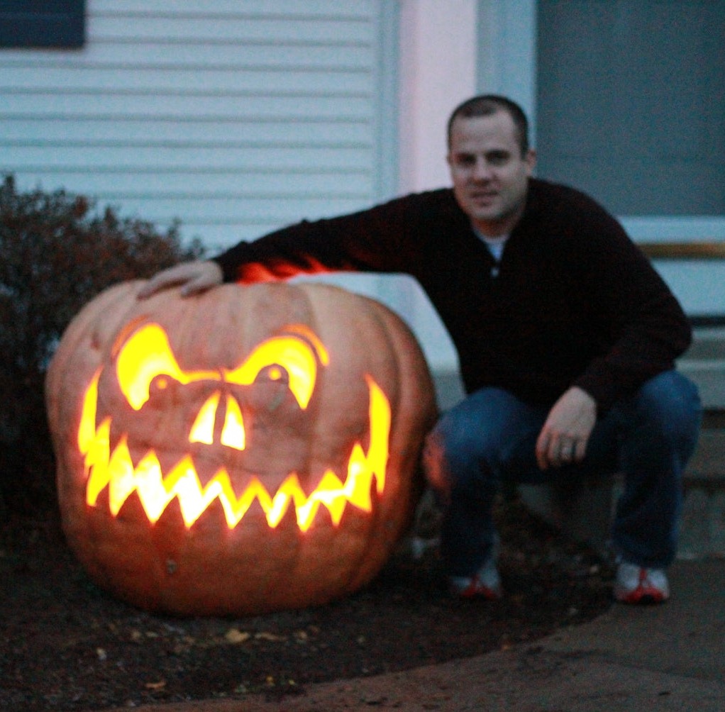 Aus riesigen K&uuml;rbissen riesige Jack O'Lanterns basteln