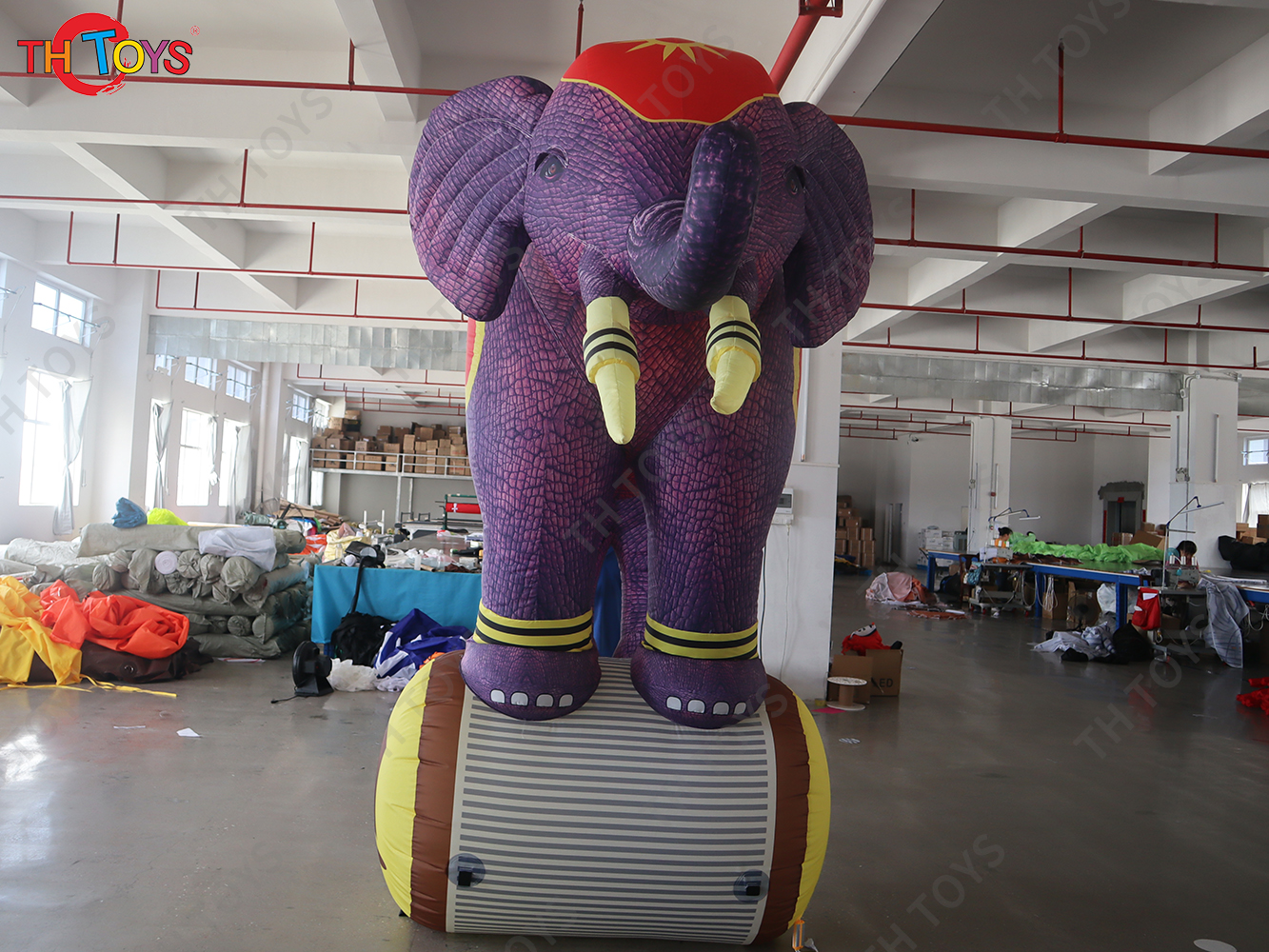 Circus Performance Funny Standing Inflatable Elephant Model with Roller for Event