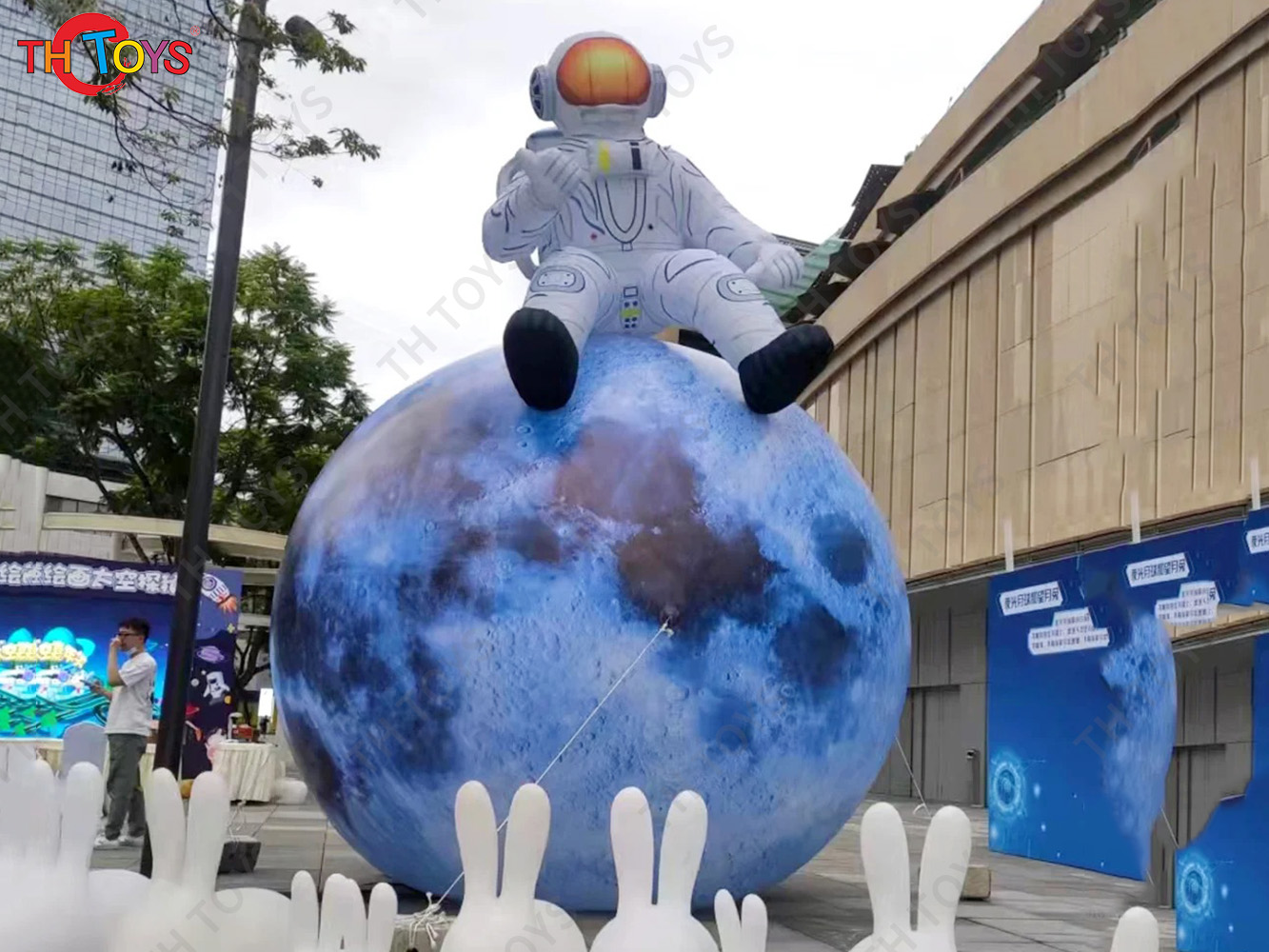 Inflatable Astronaut Sitting on Moon, 4m dia moon with spaceman inflatbles for Advertising Decoration