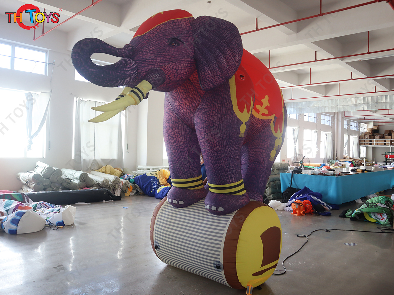 Circus Performance Funny Standing Inflatable Elephant Model with Roller for Event