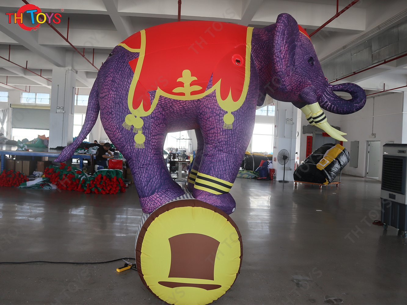 Circus Performance Funny Standing Inflatable Elephant Model with Roller for Event