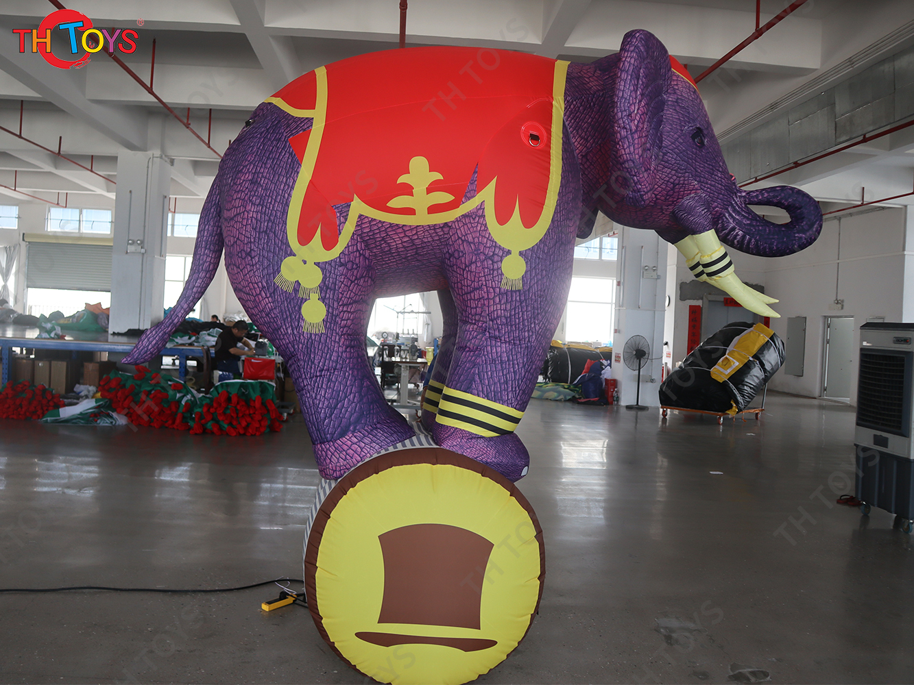 Circus Performance Funny Standing Inflatable Elephant Model with Roller for Event