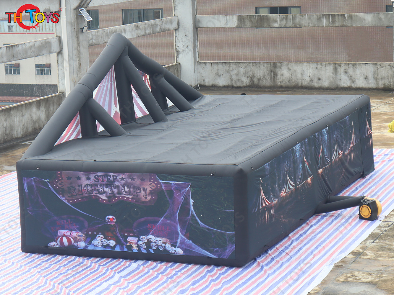 Halloween castle Maze Game giant Outdoor Inflatable Maze, circus clown Spray Haunted house laser tag Maze