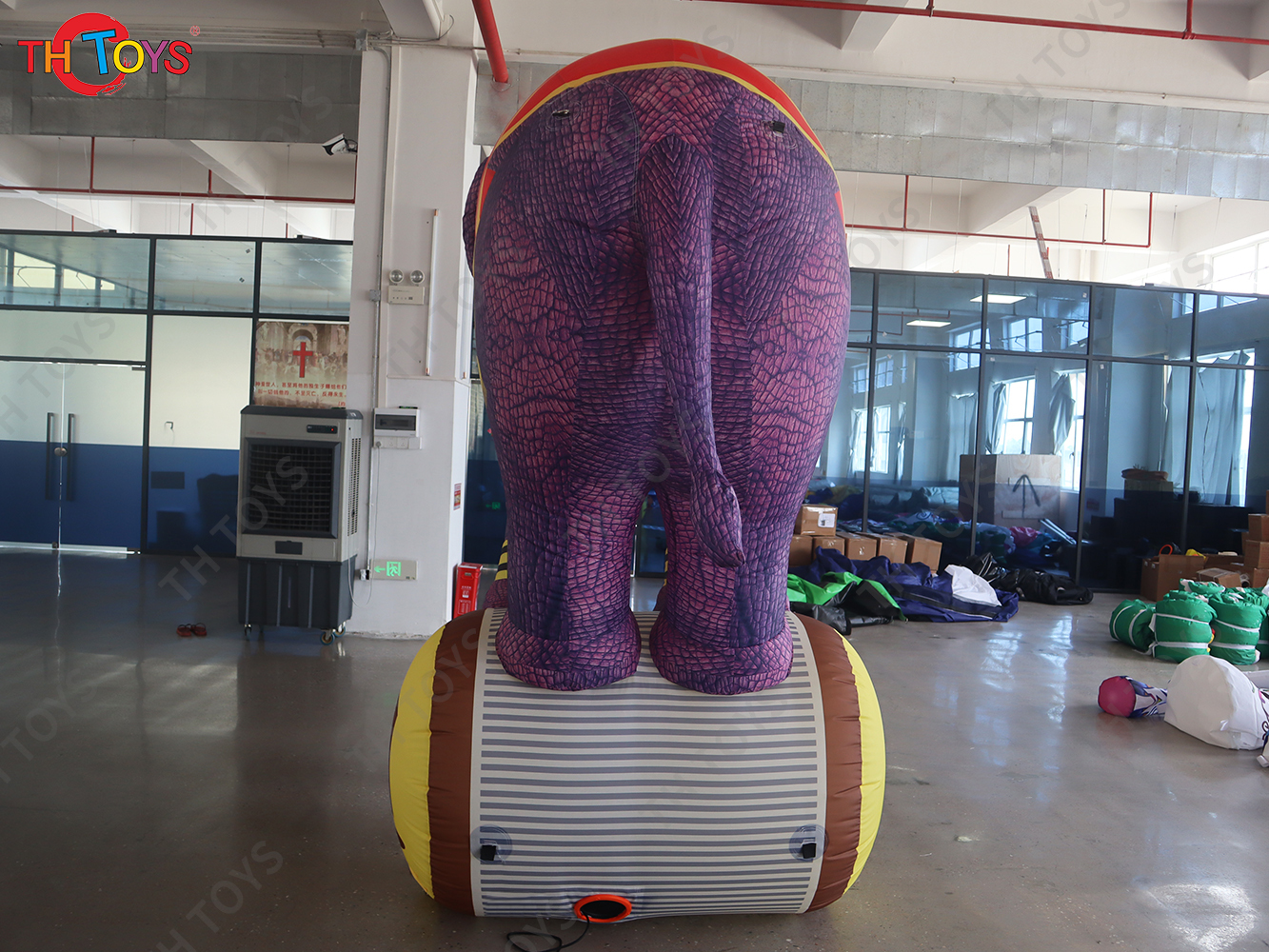 Circus Performance Funny Standing Inflatable Elephant Model with Roller for Event