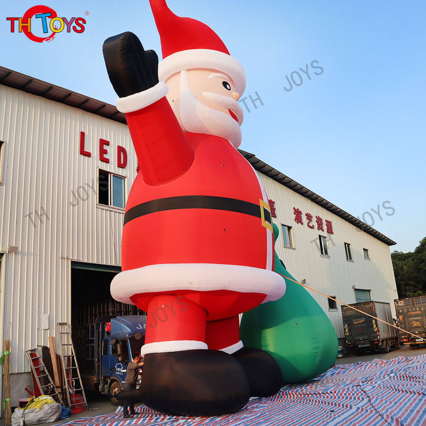 Custom Huge Inflatable Santa Yard Giant Christmas Ornaments Inflatable Santa Claus For Christmas Decoration