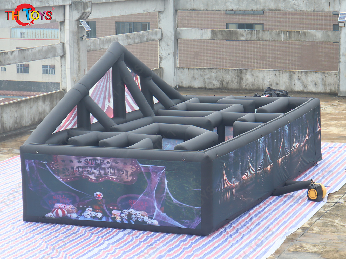 Halloween castle Maze Game giant Outdoor Inflatable Maze, circus clown Spray Haunted house laser tag Maze