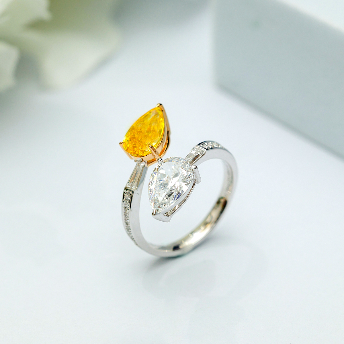 1.5 Carat Main Stone Yellow and White Lab Grown Diamond Toi Et Moi Ring in 18k Gold（3.3 Ct Tw）