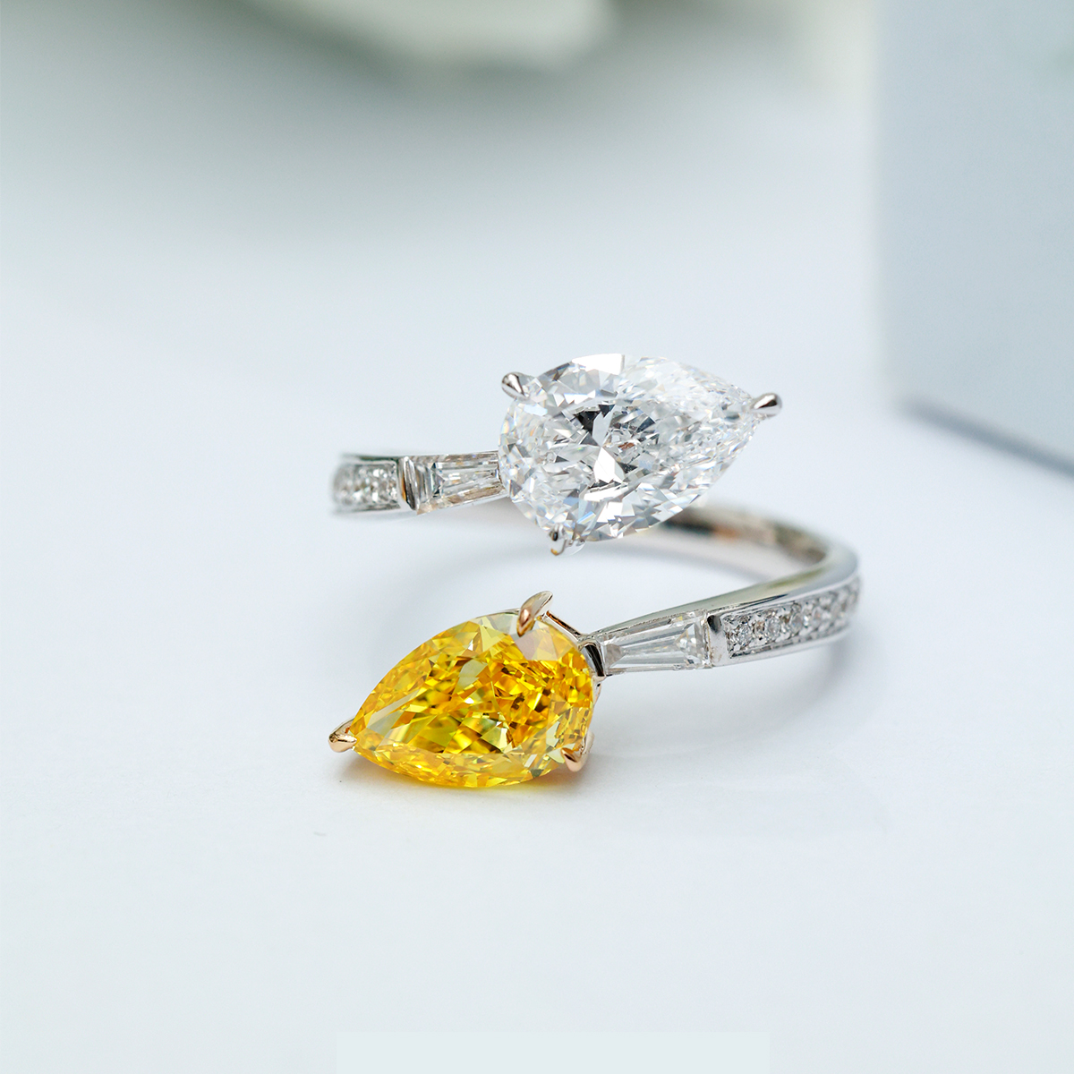 1.5 Carat Main Stone Yellow and White Lab Grown Diamond Toi Et Moi Ring in 18k Gold（3.3 Ct Tw）