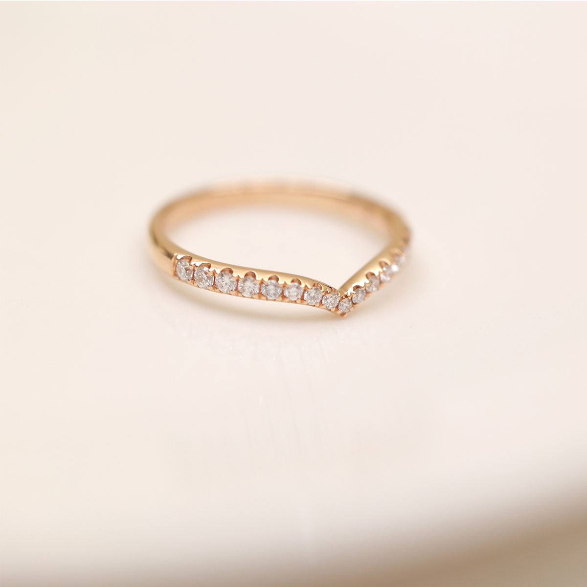 V-Shape Lab Grown Diamond Scallop Setting Ring in 18k Gold ( 0.2 Ct Tw)