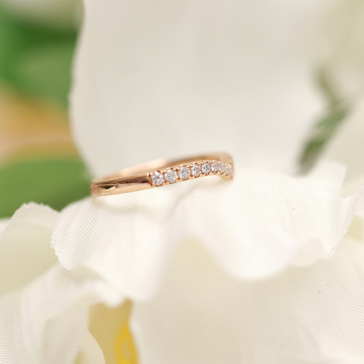 V-Shape Lab Grown Diamond Scallop Setting Ring in 18k Gold ( 0.2 Ct Tw)