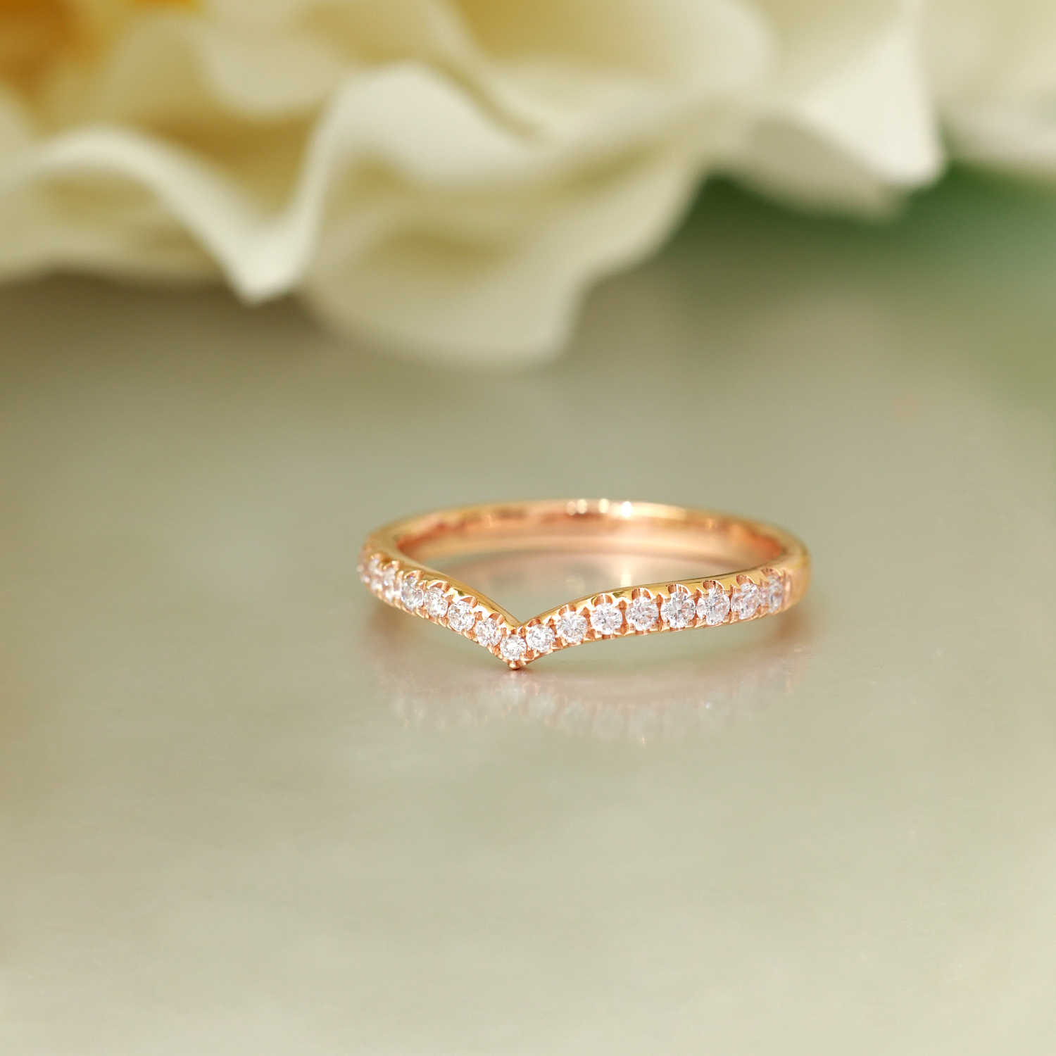 V-Shape Lab Grown Diamond Scallop Setting Ring in 18k Gold ( 0.2 Ct Tw)