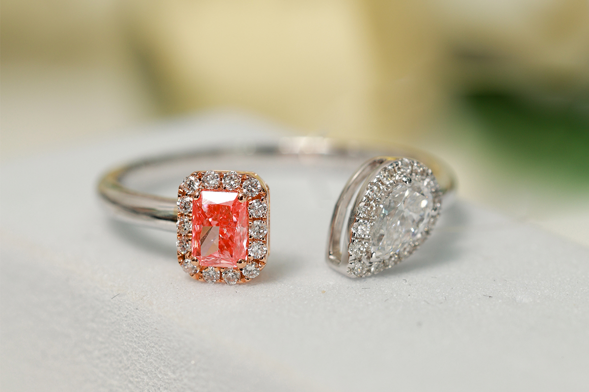 Hey there, fashionistas! Ever wondered how to take your maxi dress from fabulous to absolutely stunning? Well, we've got the ultimate style secret for you: dazzling diamond jewelry. Whether it's a casual day out or a special evening event, pairing your ma