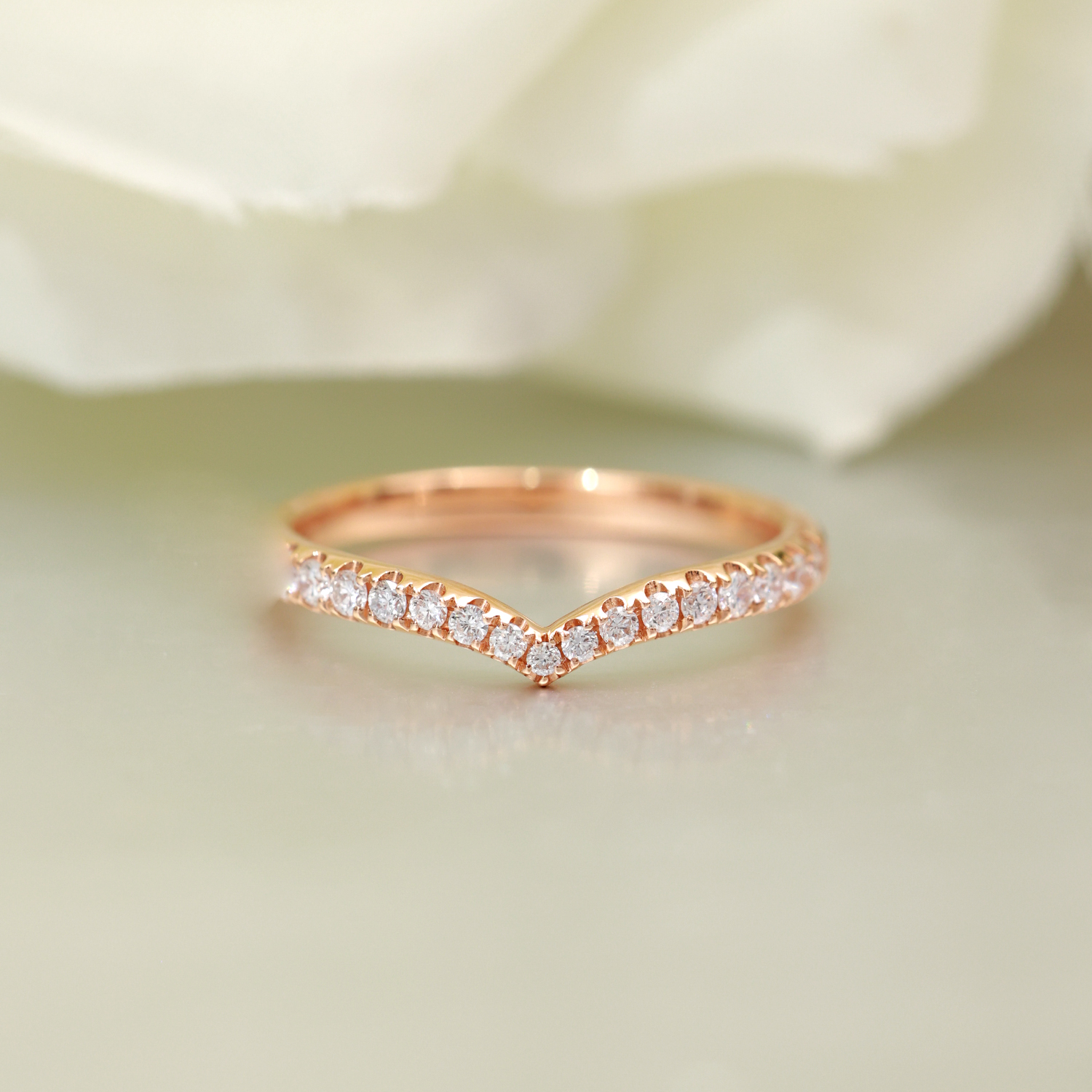 V-Shape Lab Grown Diamond Scallop Setting Ring in 18k Gold ( 0.2 Ct Tw)