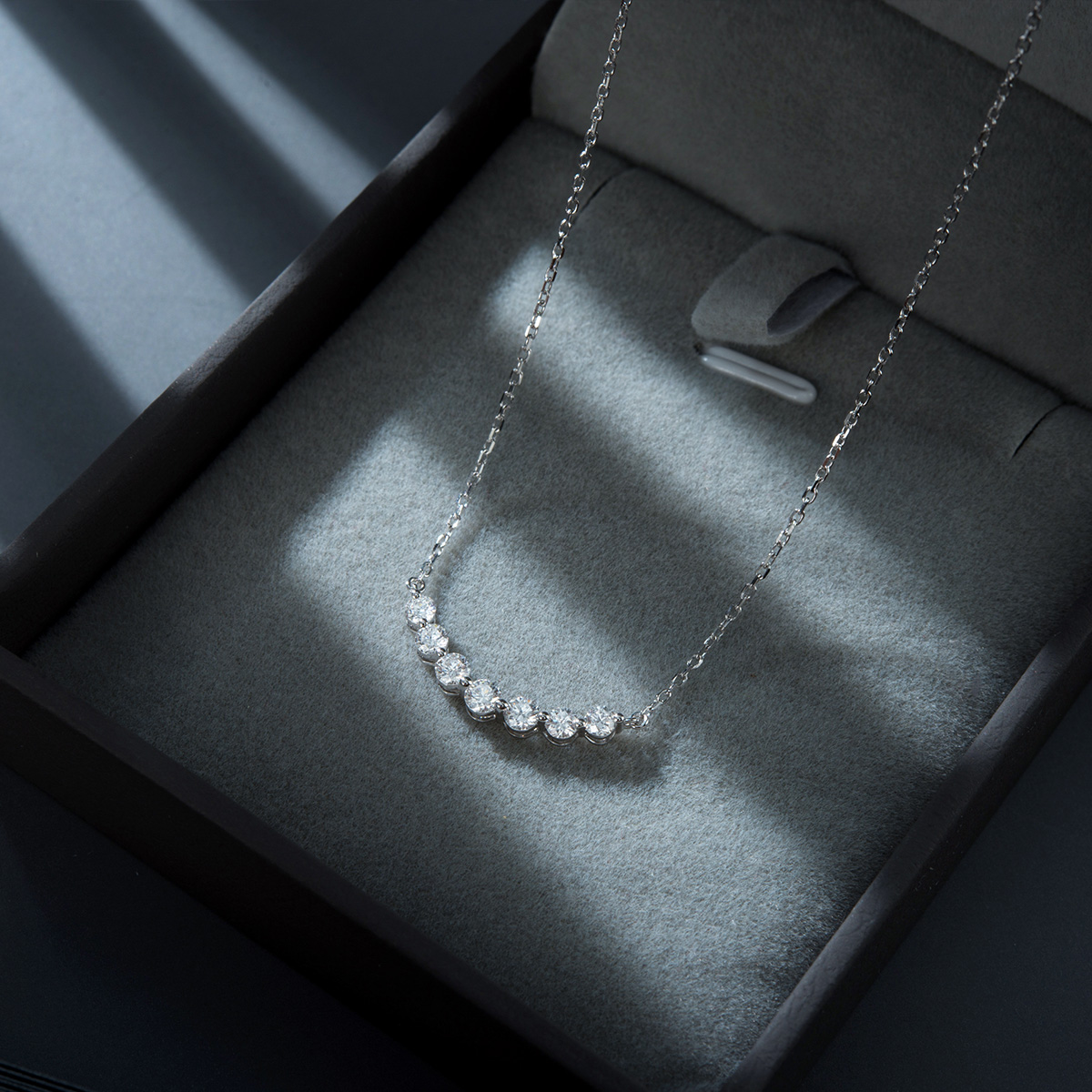 7 Stone Round Cut Lab Grown Diamond  Smile Bar Necklace in 18k Gold (0.4 Ct Tw)