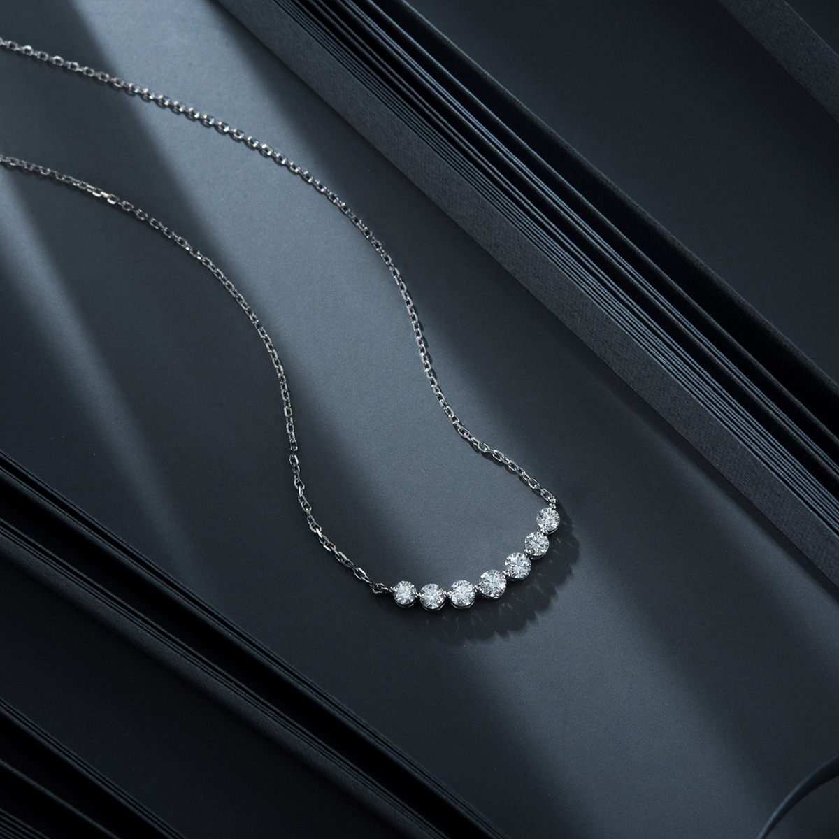 7 Stone Round Cut Lab Grown Diamond  Smile Bar Necklace in 18k Gold (0.4 Ct Tw)