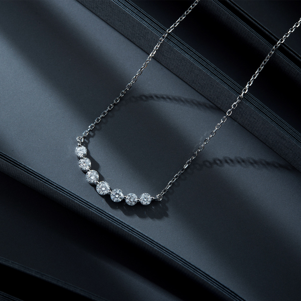 7 Stone Round Cut Lab Grown Diamond  Smile Bar Necklace in 18k Gold (0.4 Ct Tw)