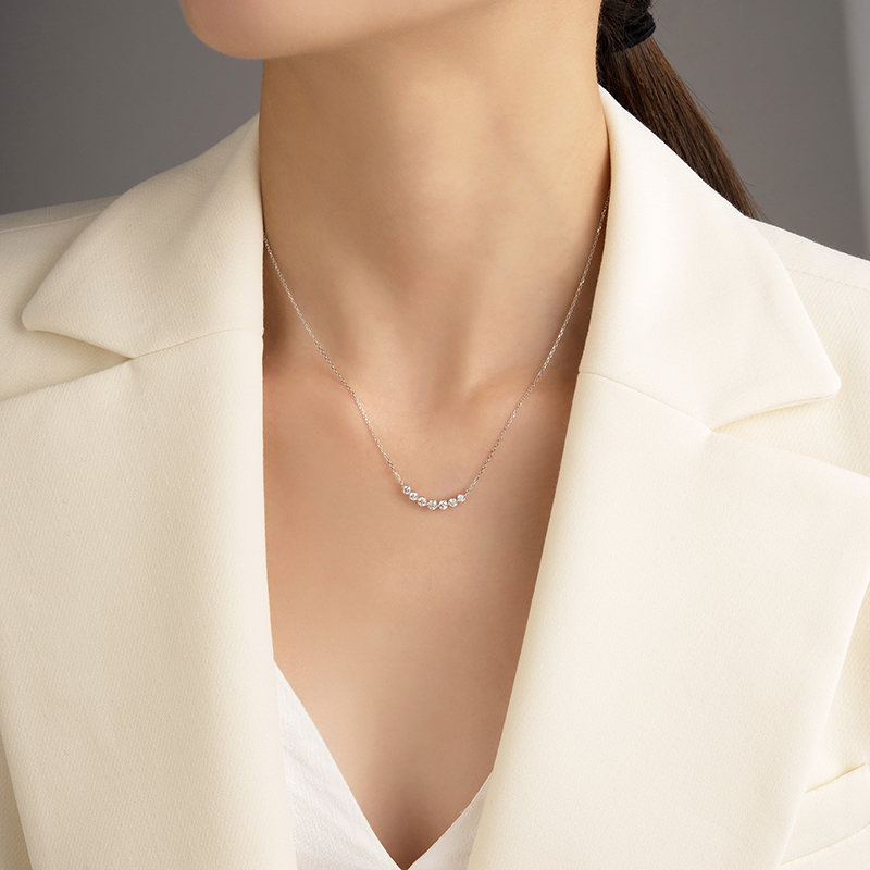 7 Stone Round Cut Lab Grown Diamond  Smile Bar Necklace in 18k Gold (0.4 Ct Tw)