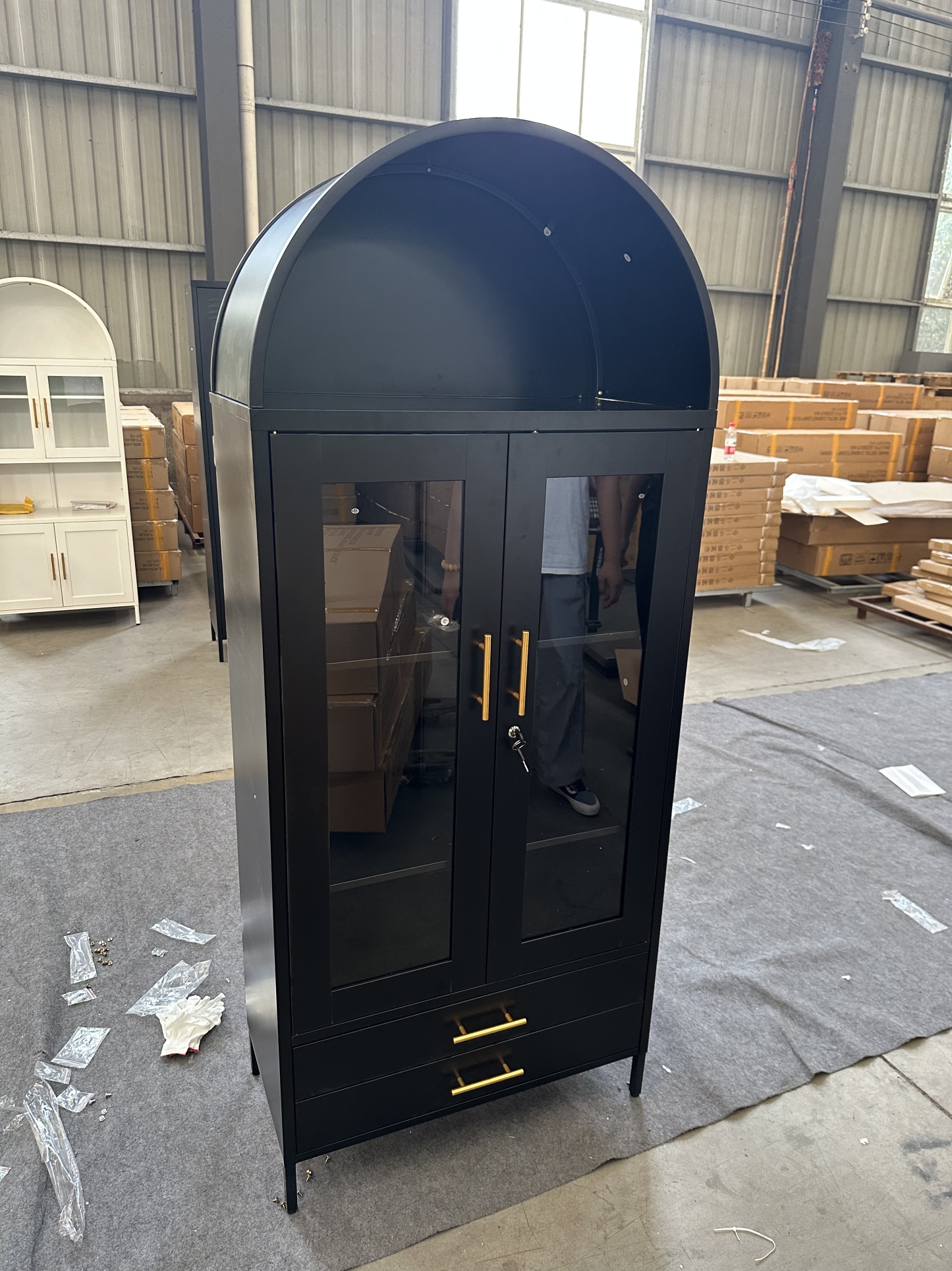 Arch on the glass to open two suction cabinet black拱上玻对开下二抽柜黑
