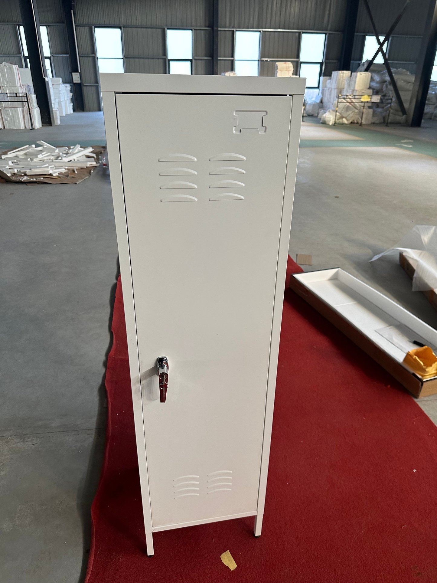 把手窄一门衣柜A closet with a narrow handle