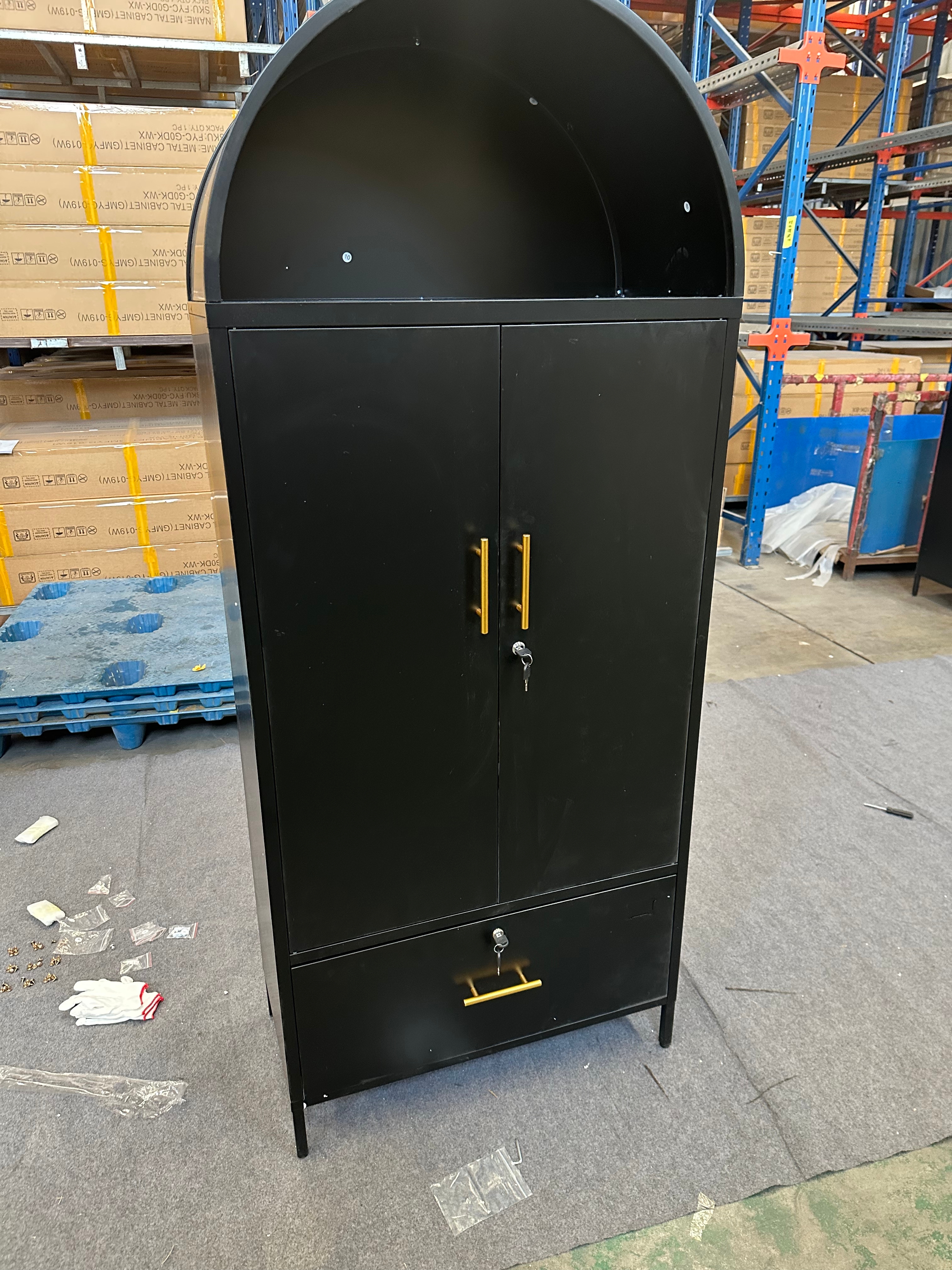 上铁锁下一抽卡箱拱形柜Lock it up and vault it down