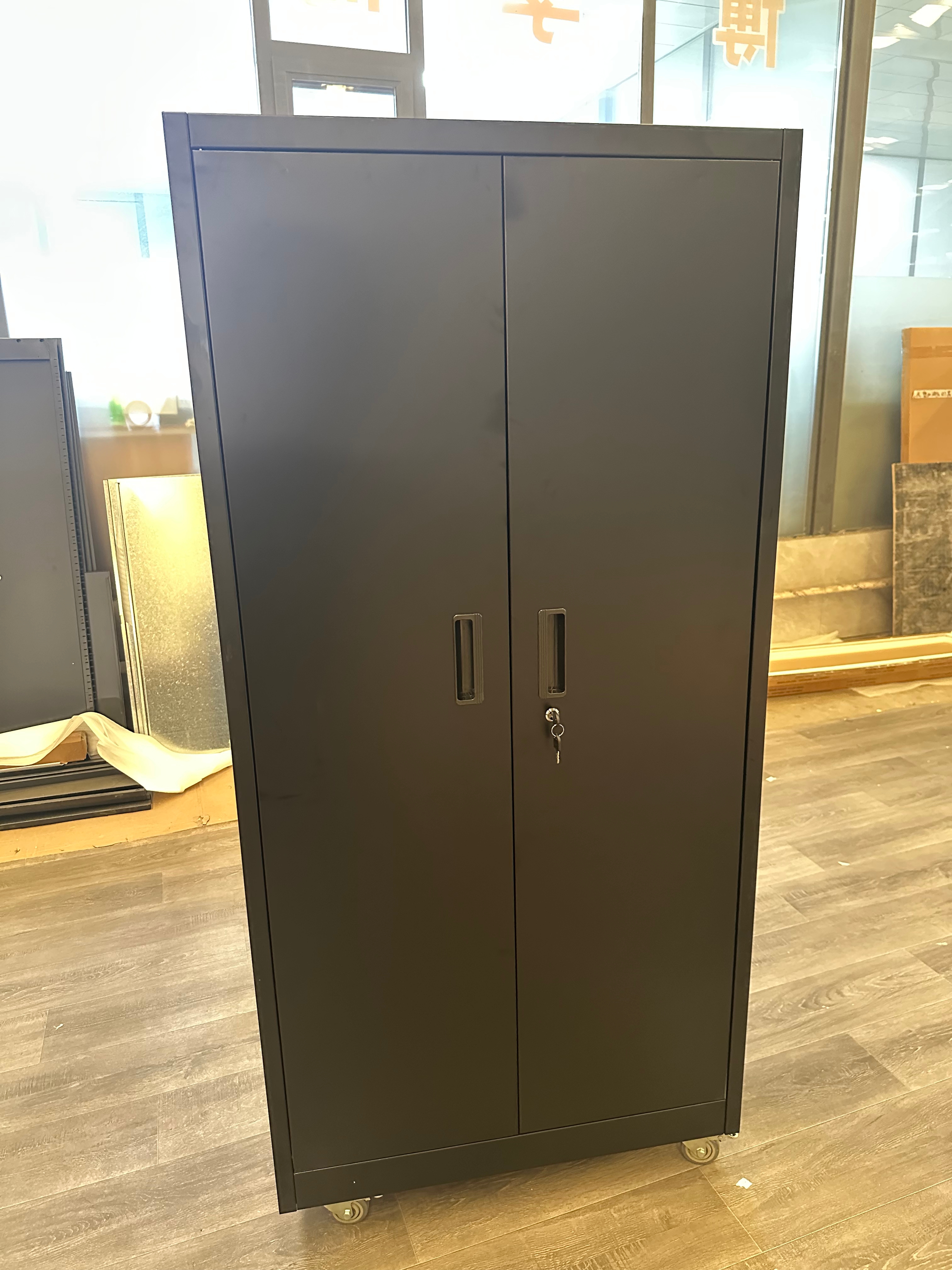 The door hole of the plastic-buttoned high cabinet is black塑扣高柜门洞黑