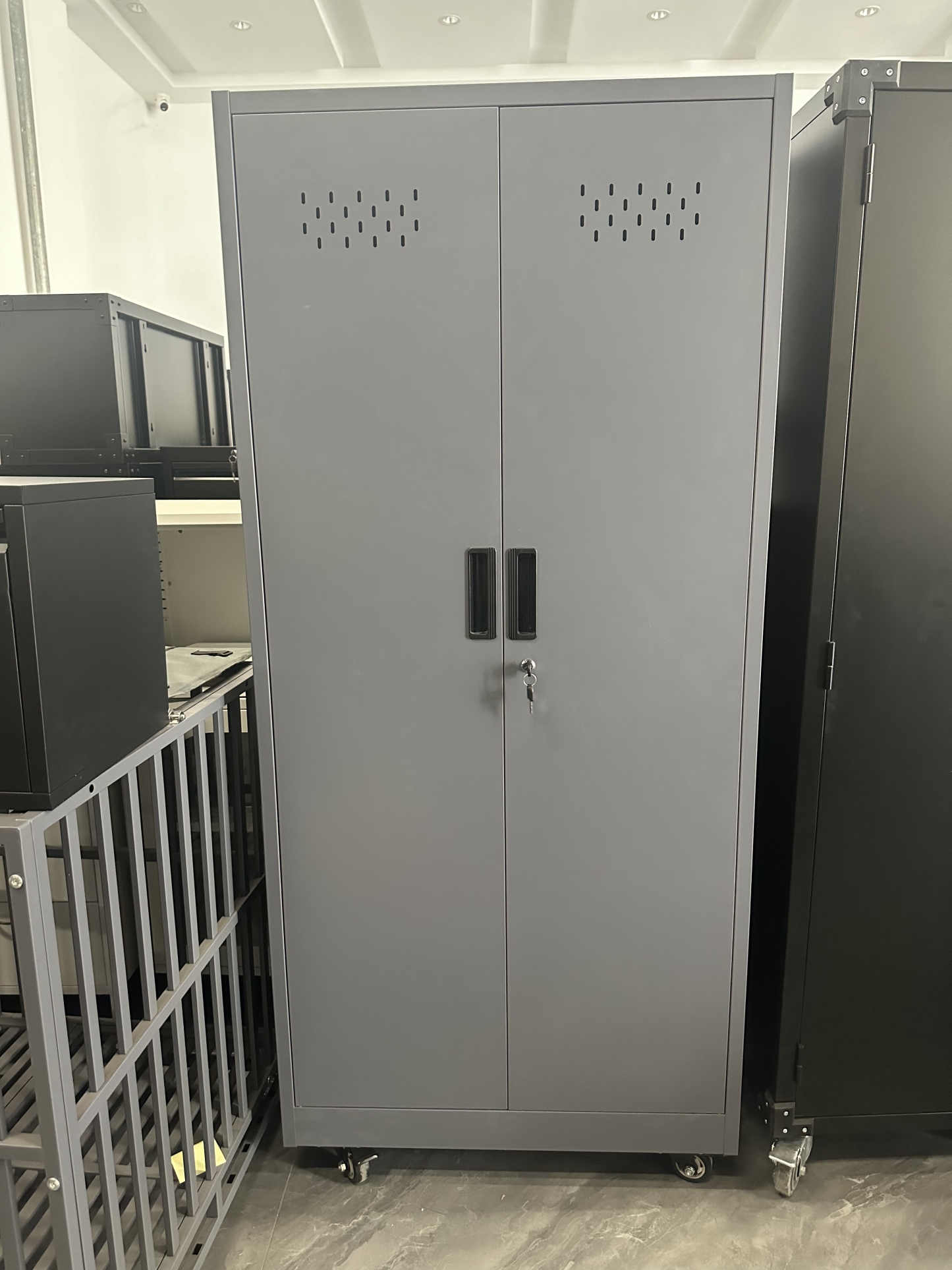 Plastic buckle cleaning cabinet with pulley high cabinet