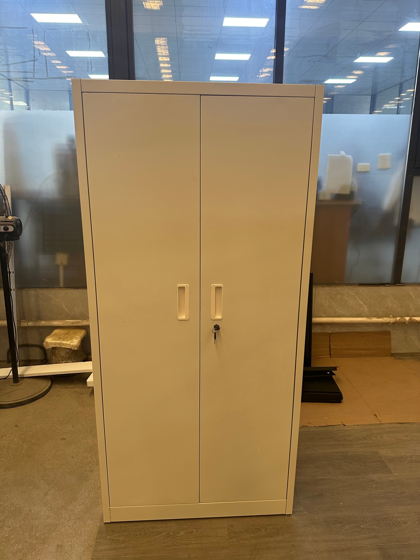 The door hole of the plastic-buttoned high cabinet is black塑扣高柜门洞黑