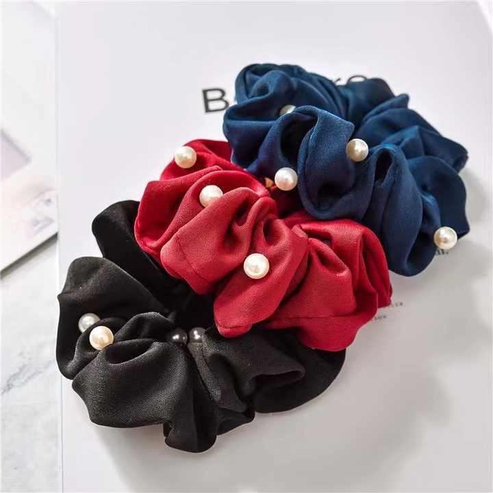 2023 High quality women wholesale satin scrunchy hair band unique scrunchies with pearl