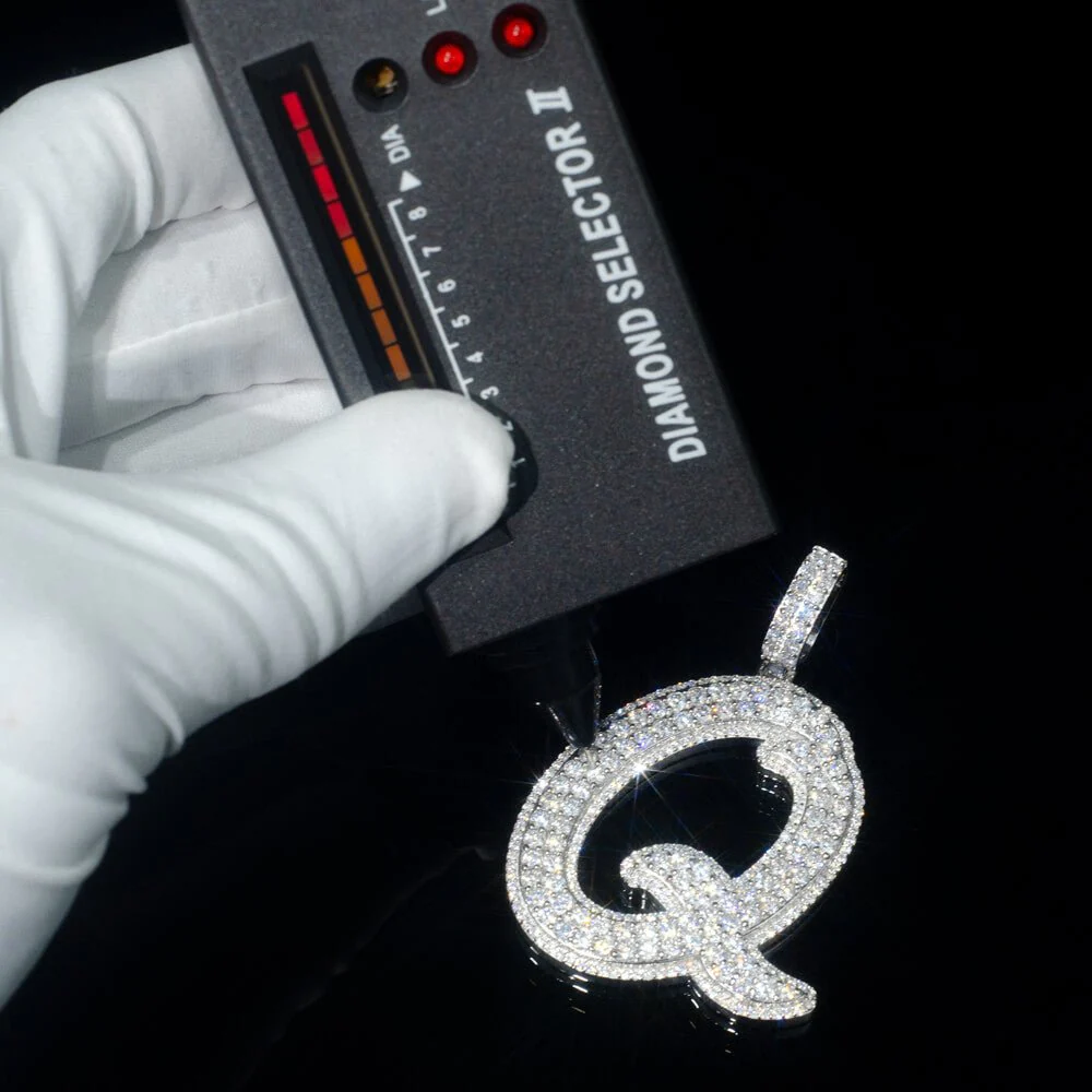 Pendentif Lettre "Q" en Or avec Diamants 2"