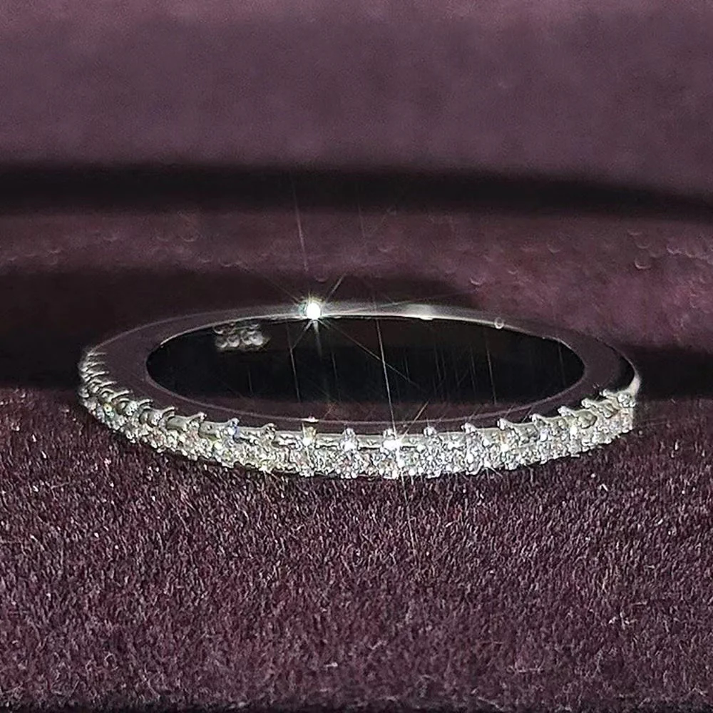 Bague en or blanc sertie de diamants
