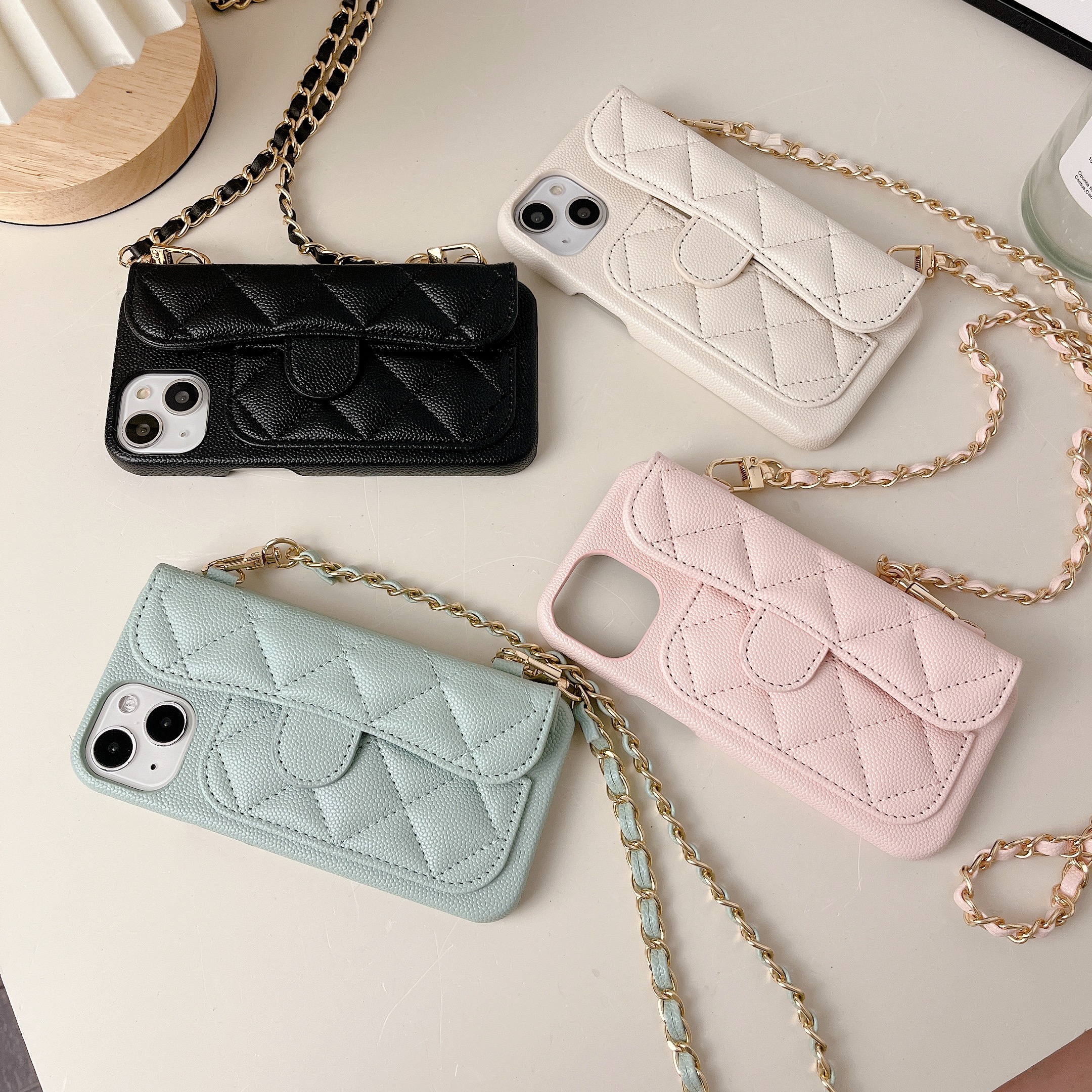 革の黒いiPhoneケース カードホルダーとストラップ- XK240401