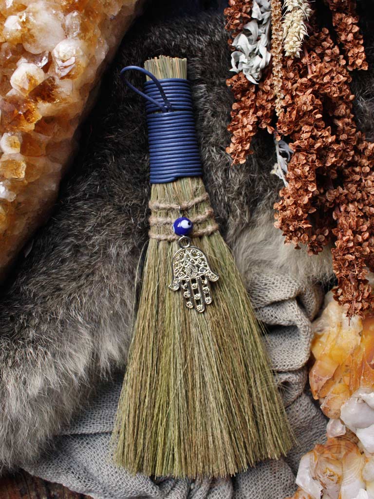 Fatima Altar Broom-DéMoonn
