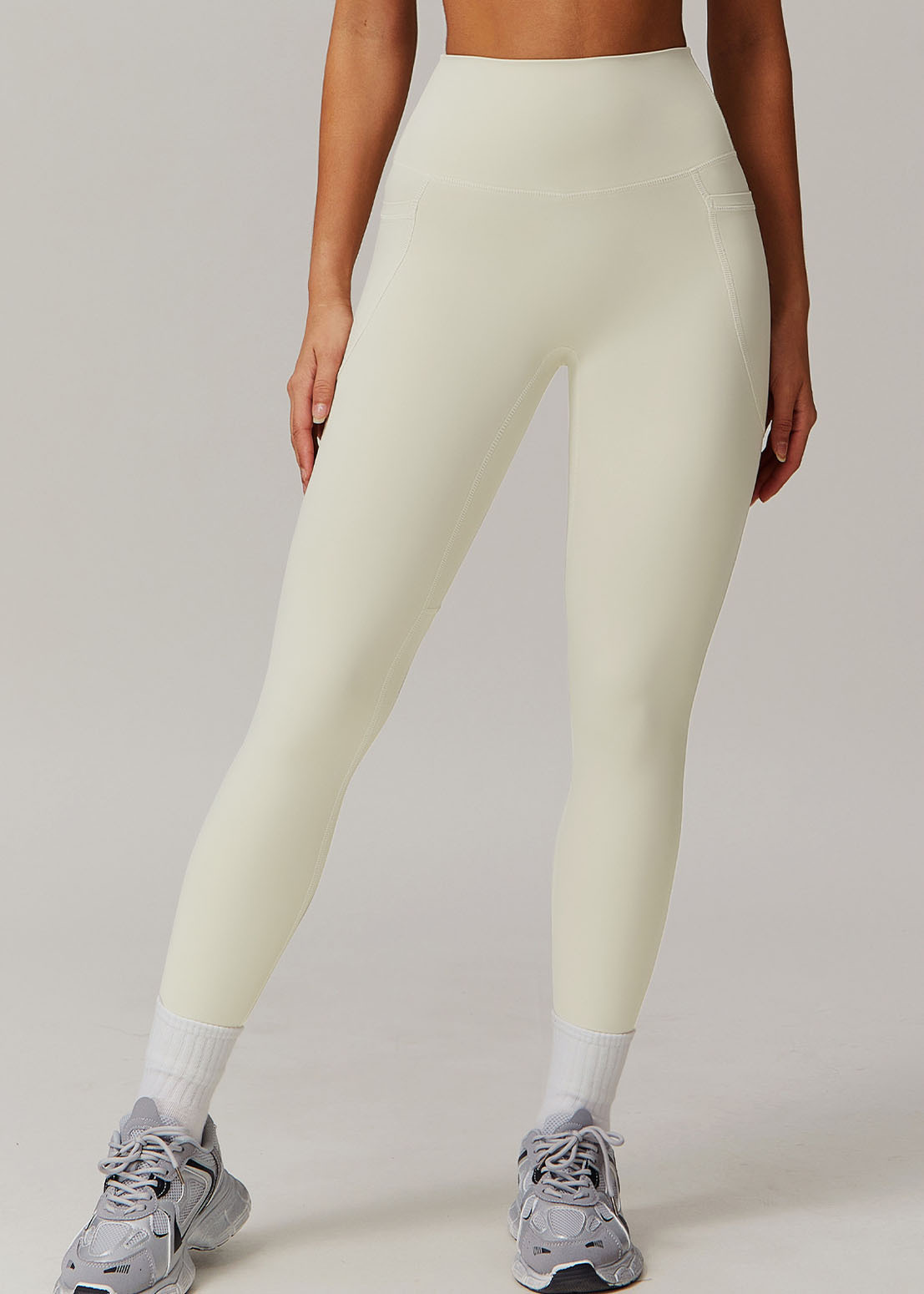 Customized Tight-fitting running trousers with outer pockets