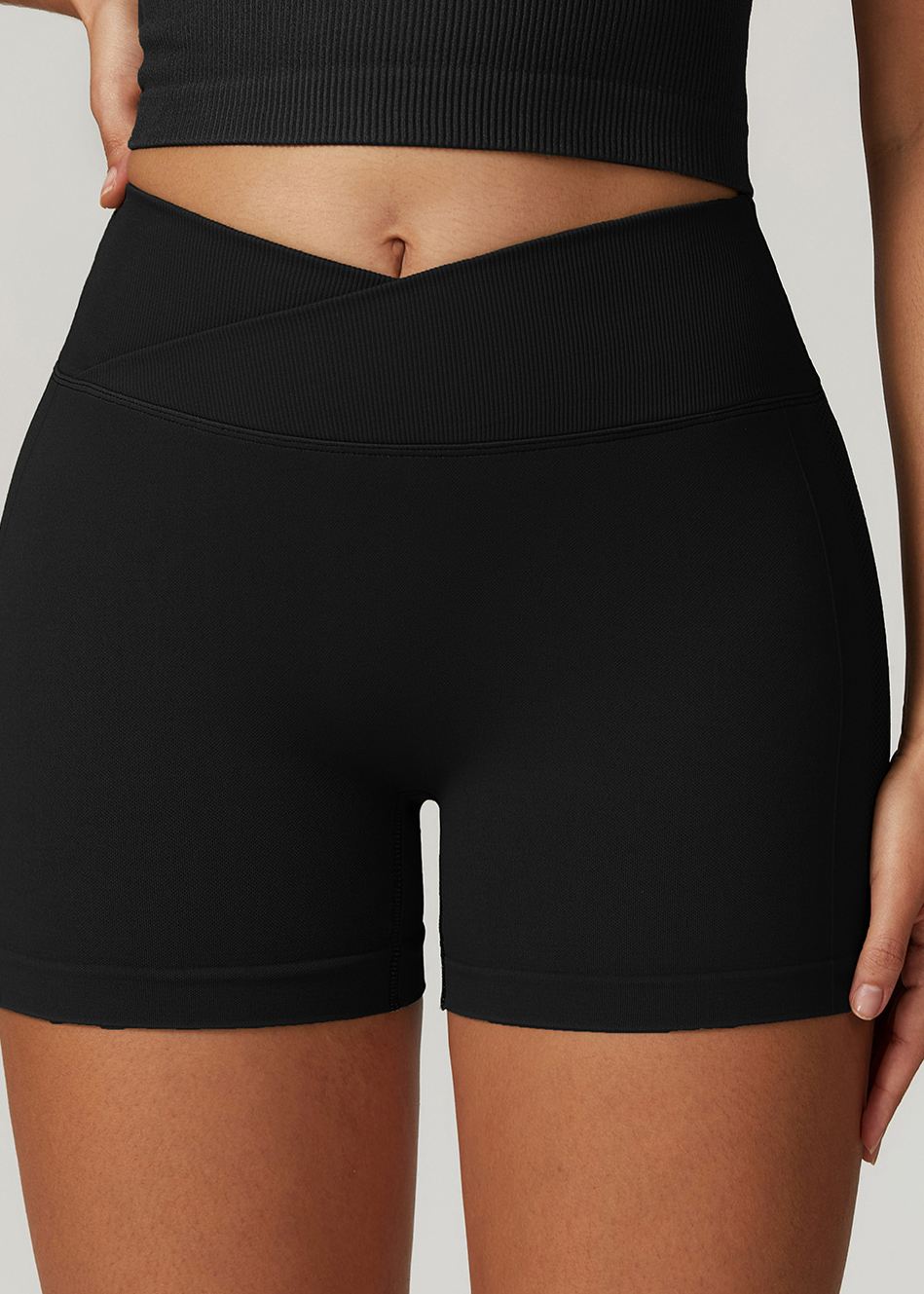 Customized Seamless tight yoga shorts for hip lifting