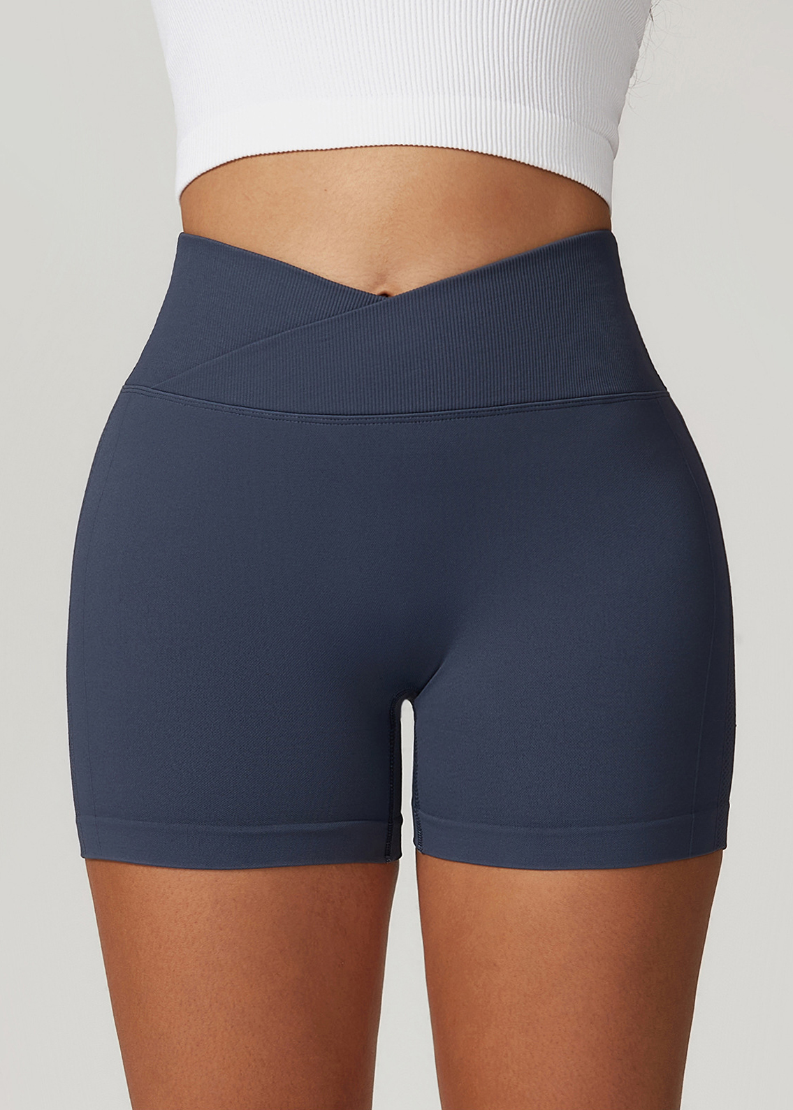 Customized Seamless tight yoga shorts for hip lifting