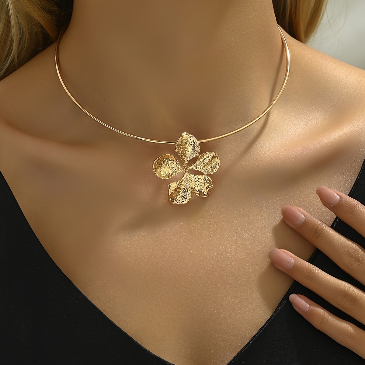 Simple Flower Pendant Collar Necklace 