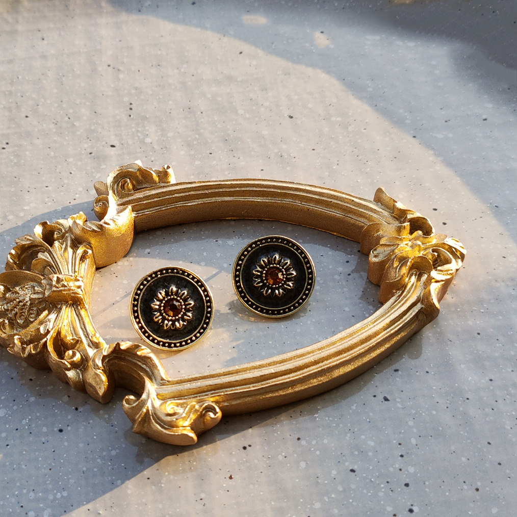 Retro palace round dark flower earrings-canovaniajewelry