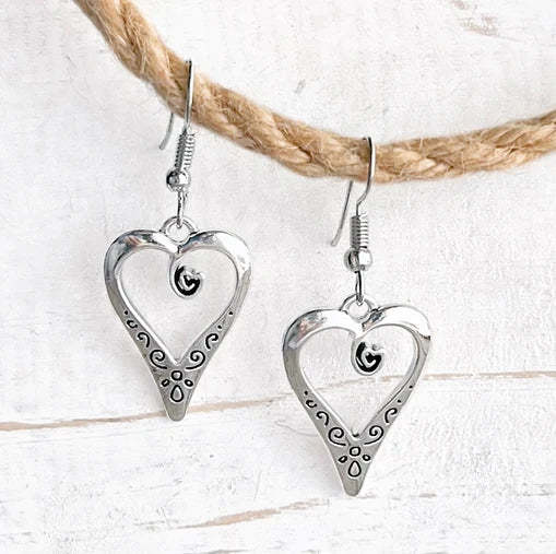 Minimalist love heart earrings-canovaniajewelry