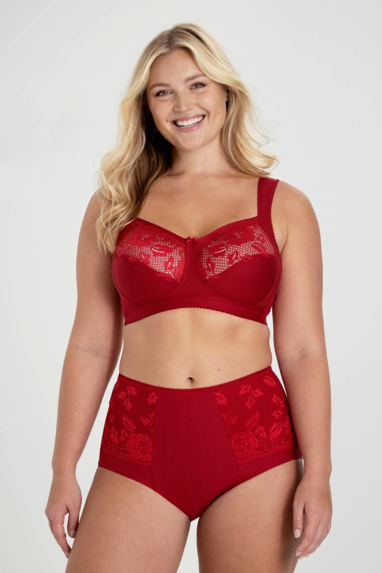„Triumph“ – 4 vnt. pakuotė (75B–115F) 💝💝💝 Nėriniuota liemenėlė