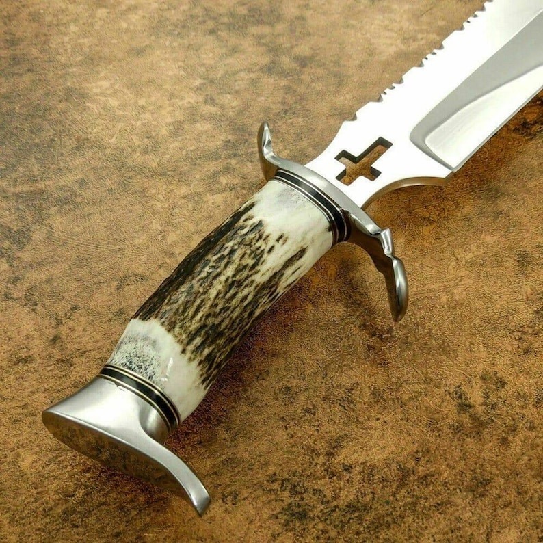 Faca Bowie artesanal de aço com alto teor de carbono – comprimento total de 50 cm – cabo de chifre com detalhes em prata