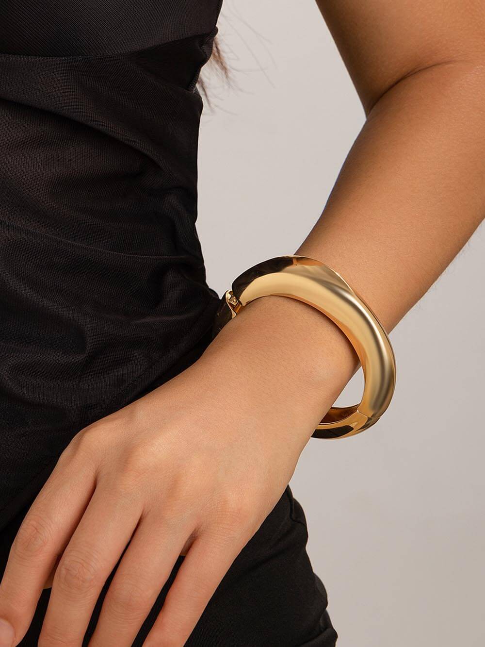 Exaggerated Smooth Hug Irregular Geometric Wide-Edge Spring Bracelet